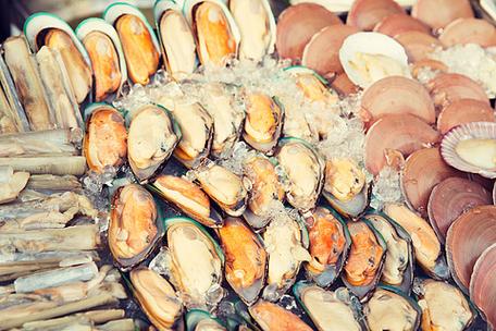 烹饪,亚洲厨房,销售和食品的概念— —冷冻的牡蛎或海鲜在街边市场上